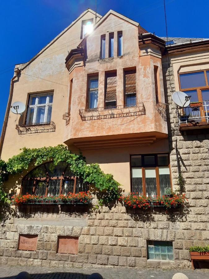 Старовинні Апартаменти У Центрі Міста Užhorod Esterno foto