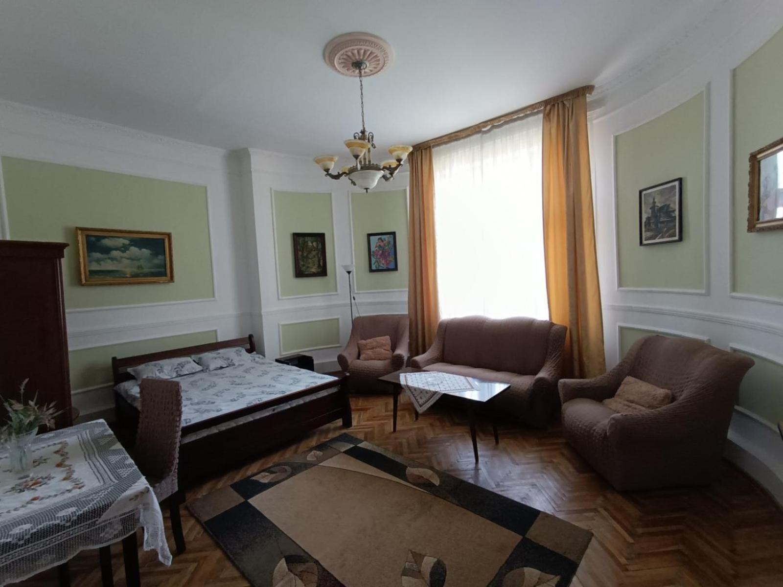 Старовинні Апартаменти У Центрі Міста Užhorod Esterno foto